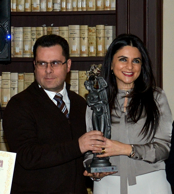 Agata Patrizia Saccone riceve il premio da Mario D'Agostino assessore alla Cultura di Toarmina