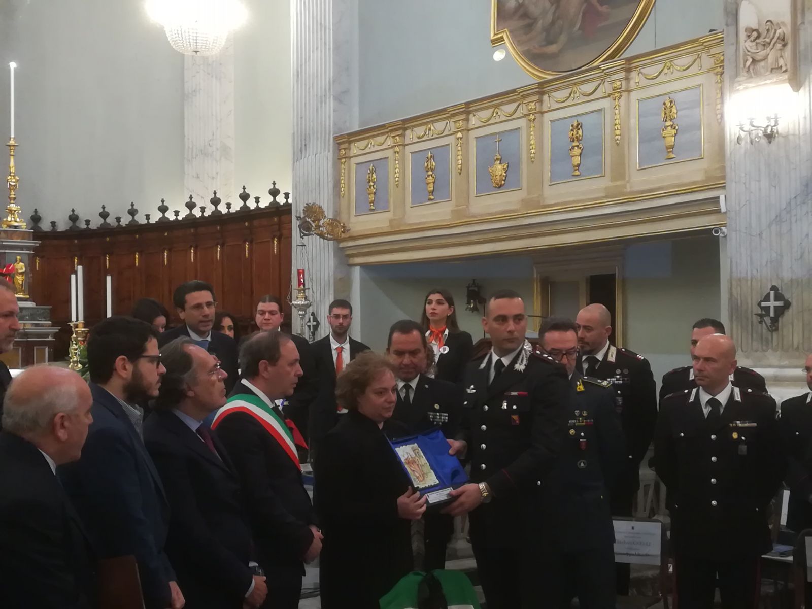 Il premio alla memoria alla vedova del maresciallo dei carabinieri Mirarchi