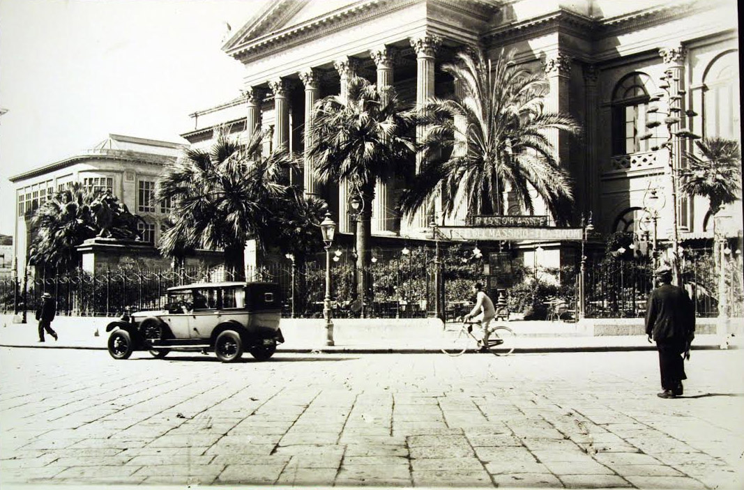 Una foto d'epoca del Caffè della Belle époque del Teatro Massimo di Palermo