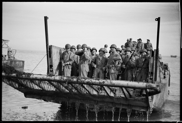 Truppa americana tra Gela e Licata, 1943 - ph Phil Stern
