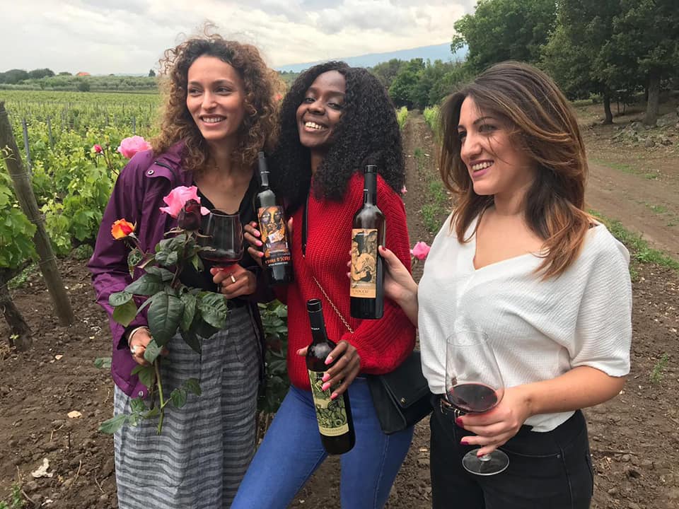 Degustazione e visita alla vigna di Al-Cantara di un gruppo di turisti stranieri