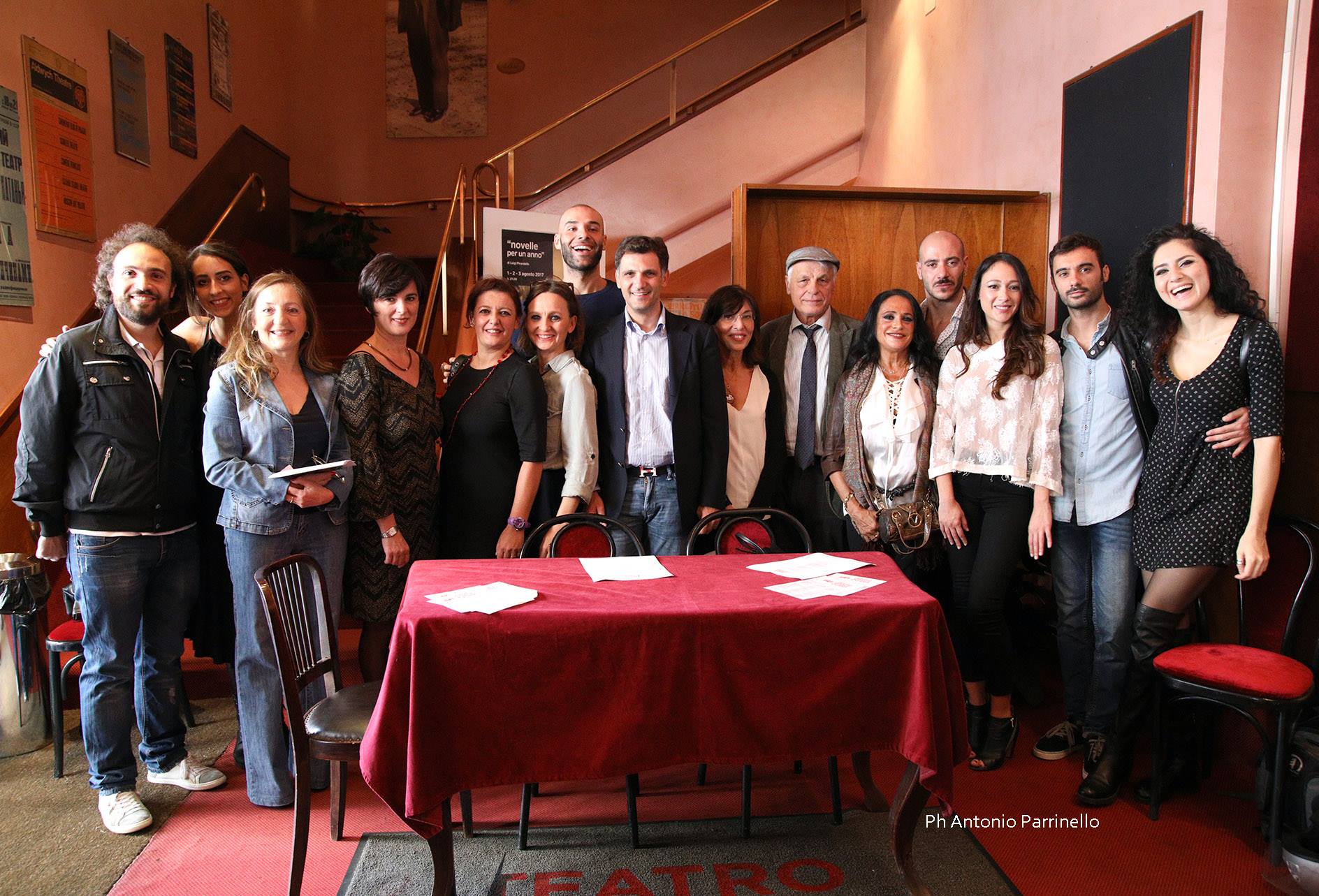 Il cast dei Sei personaggi durante la conferenza stampa