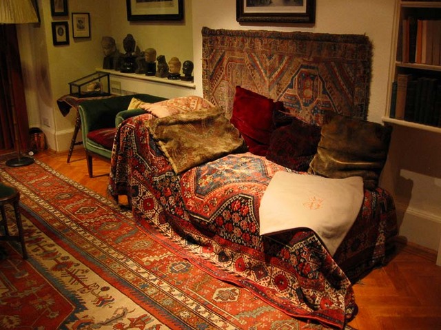 Il divano di Sigmund Freud per le sedute di psicoterapia, S. F. Museum, Londra