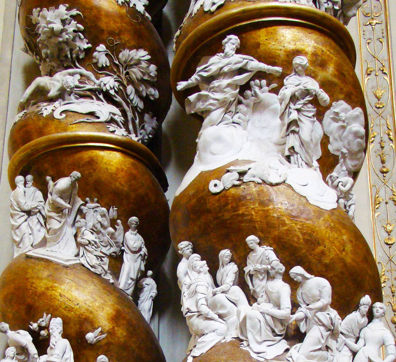 Le colonne tortili della Chiesa del Carmine Maggiore