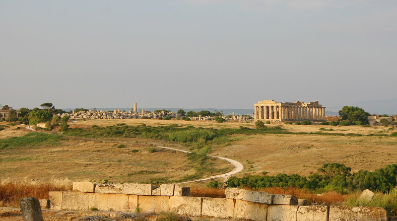 Selinunte, tempio e vista acropoli