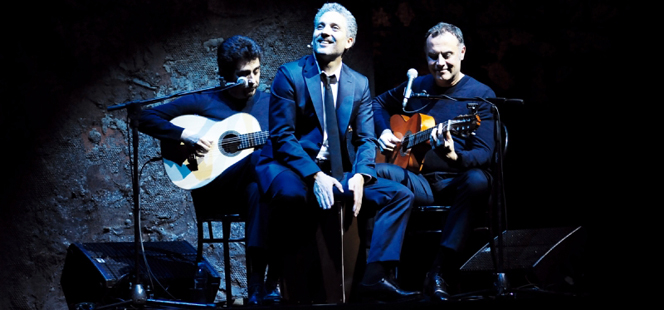 Beppe Fiorello in scena con i musicisti Daniele Bonaviri e Fabrizio Palma