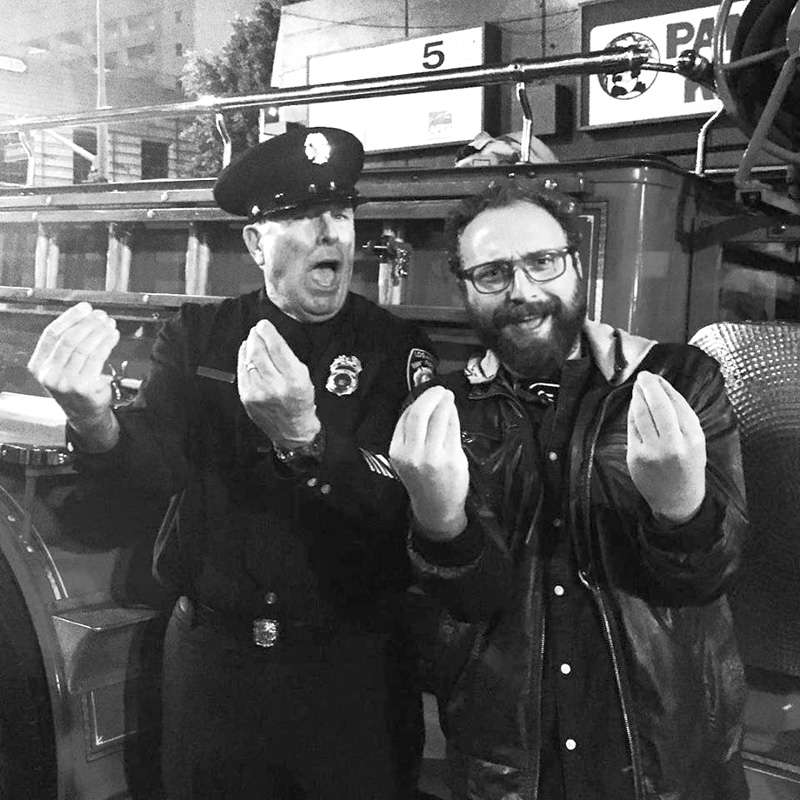 Luca Vullo con un poliziotto americano