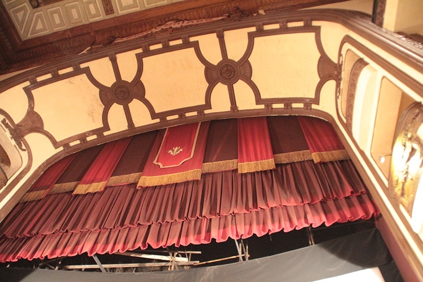 Il sipario e il boccascena del Teatro Finocchiaro