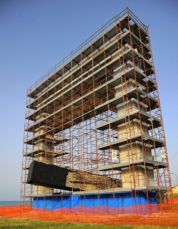 La Finestra sul mare ingabbiata per il restauro