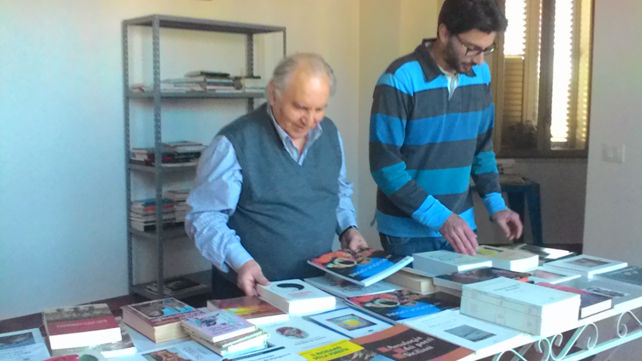 Virgillito e un collaboratore nella biblioteca di Sferro