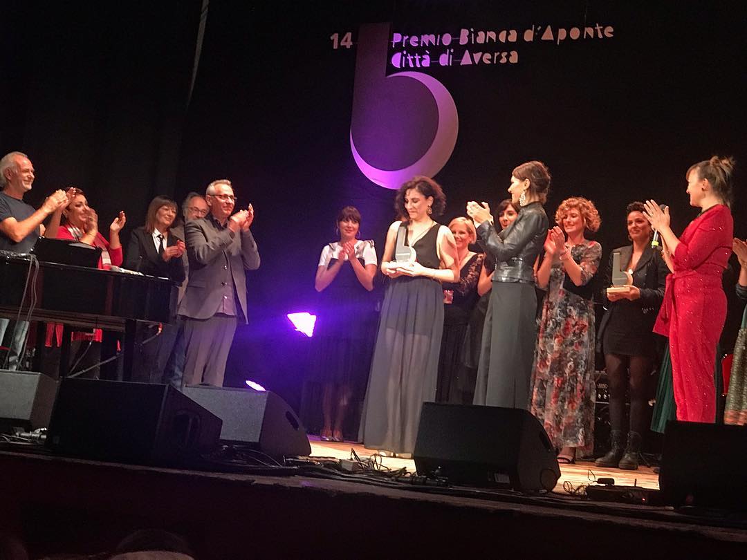 Il momento della consegna del premio Bianca D'Aponte a Francesca Incudine