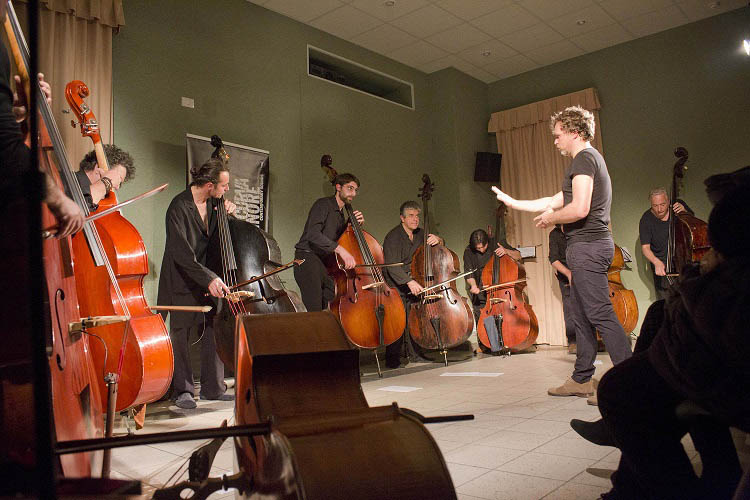L'orchestra Bassmass Sizilien diretta da Sebastian Grams