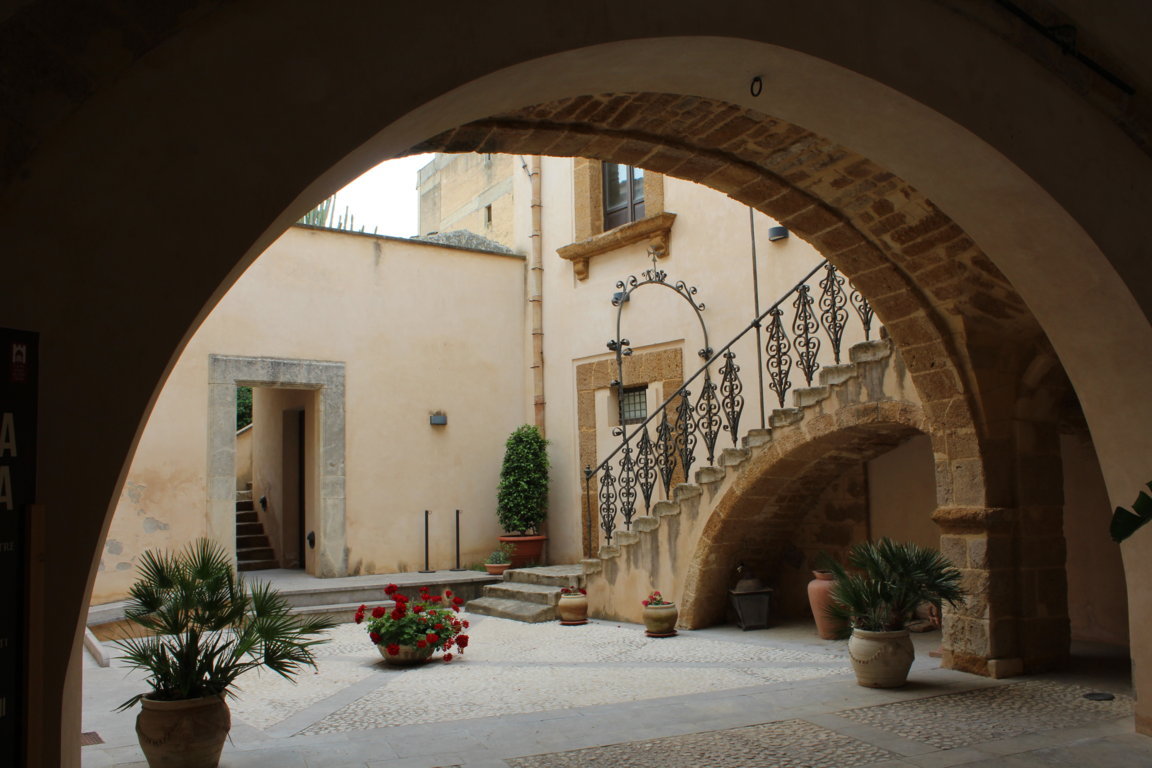 Sambuca di Sicilia, il cortile di Palazzo Panitteri, fonte Wikipedia
