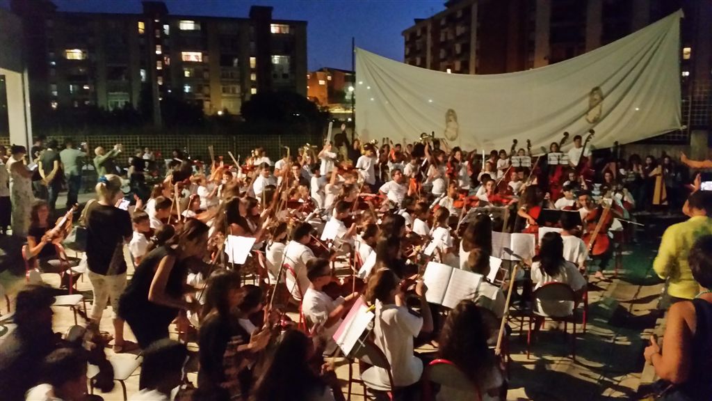 La TVB Junior Orchestra all'anfiteatro della scuola Campanella Sturzo a Librino