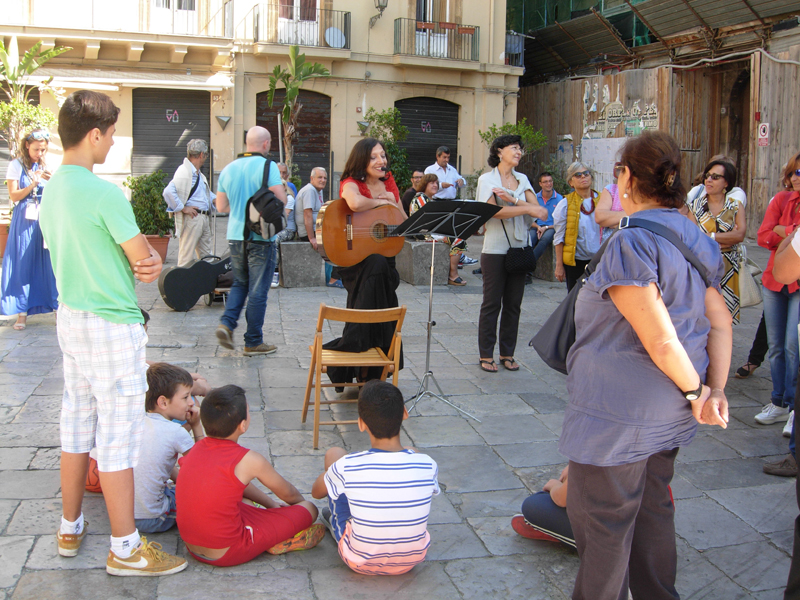 La cantastorie Sara Cappello