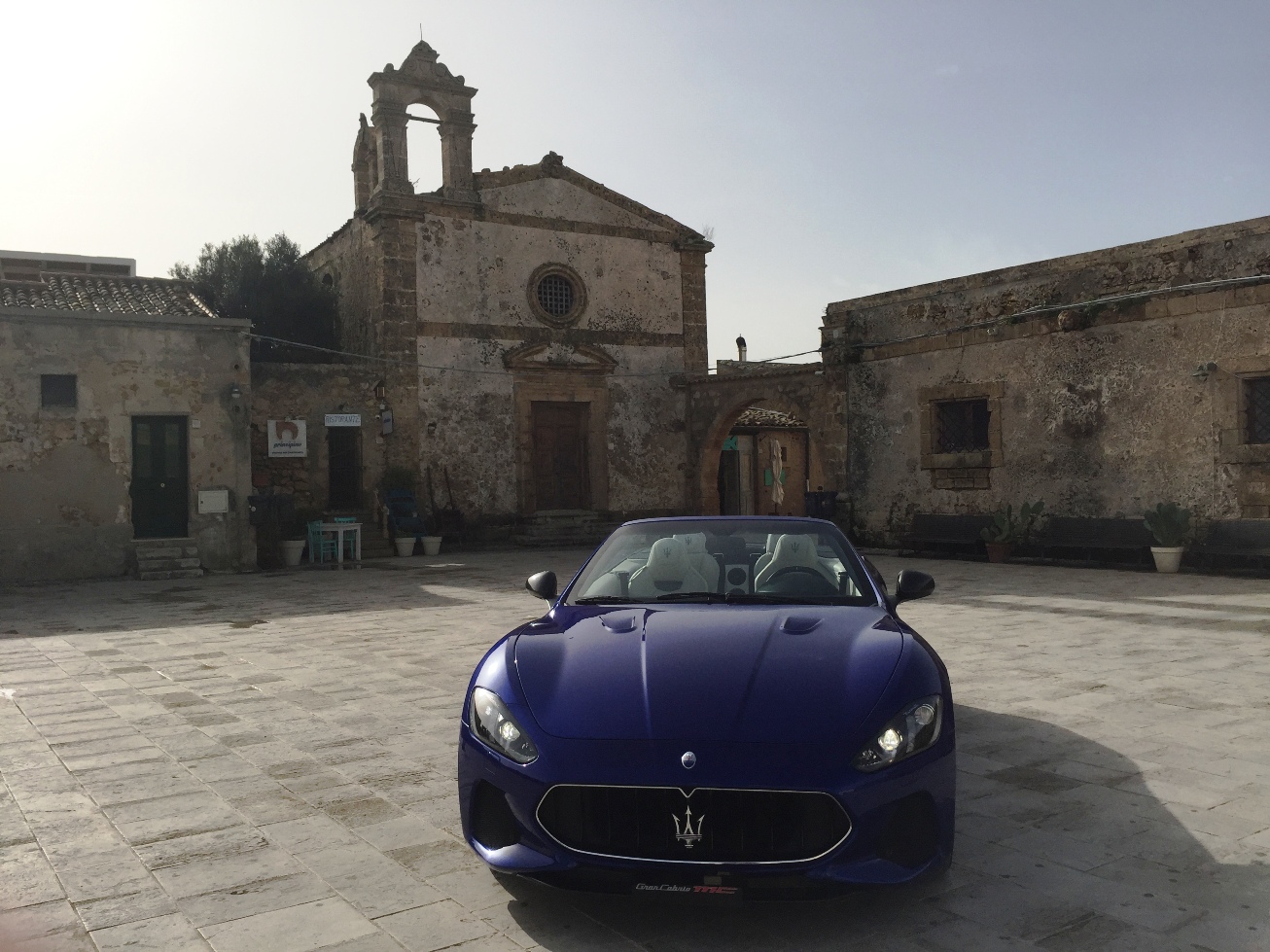 La Gran Cabrio di Maserati in piazza Regina Margherita a Marzamemi