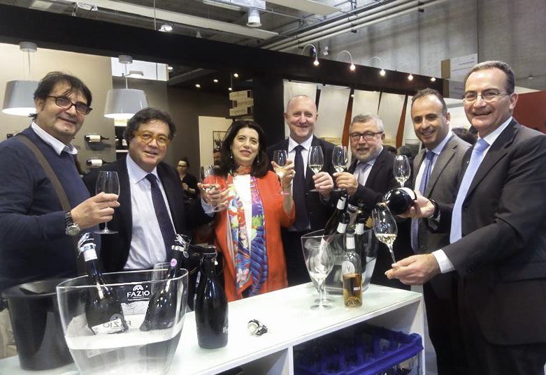 Sebastiano Tusa brinda con Grillo Brut Fazio al Vinitaly 2018