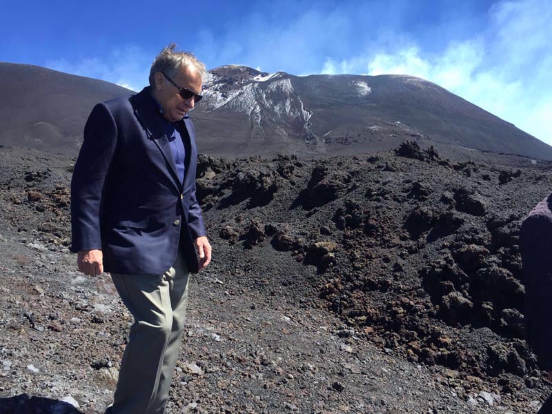 John Phillips durante la sua visita sull'Etna