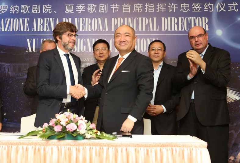 Francesco Girondini e Xu Zhong alla firma della nomina a Shanghai