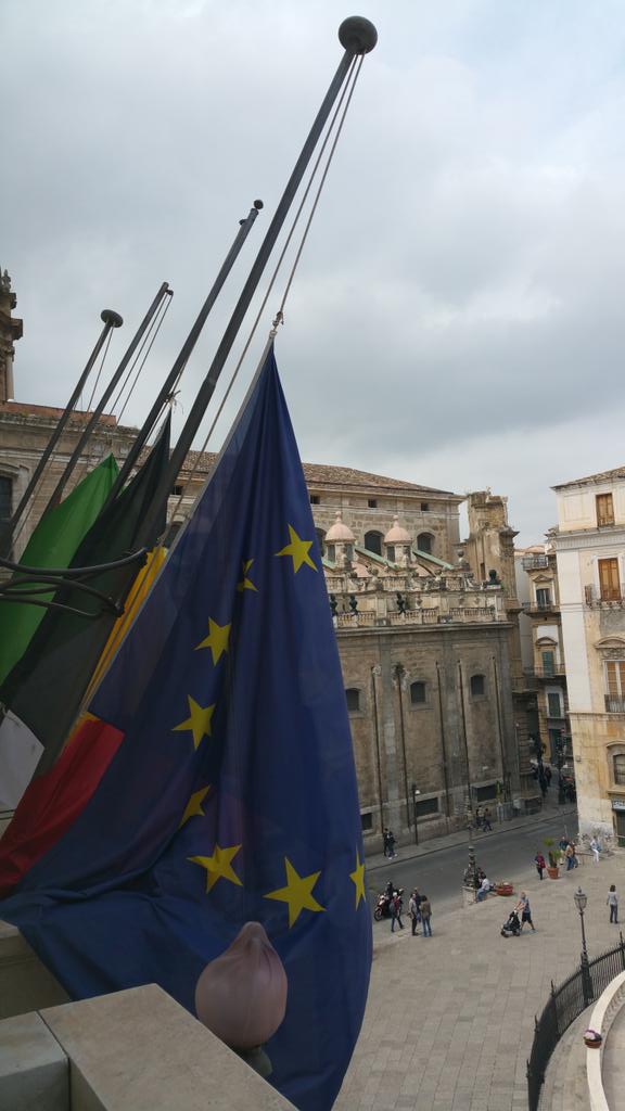 Bandiere a mezz'asta a Palazzo della Aquile a Palermo, dal twitter di Leoluca Orlando