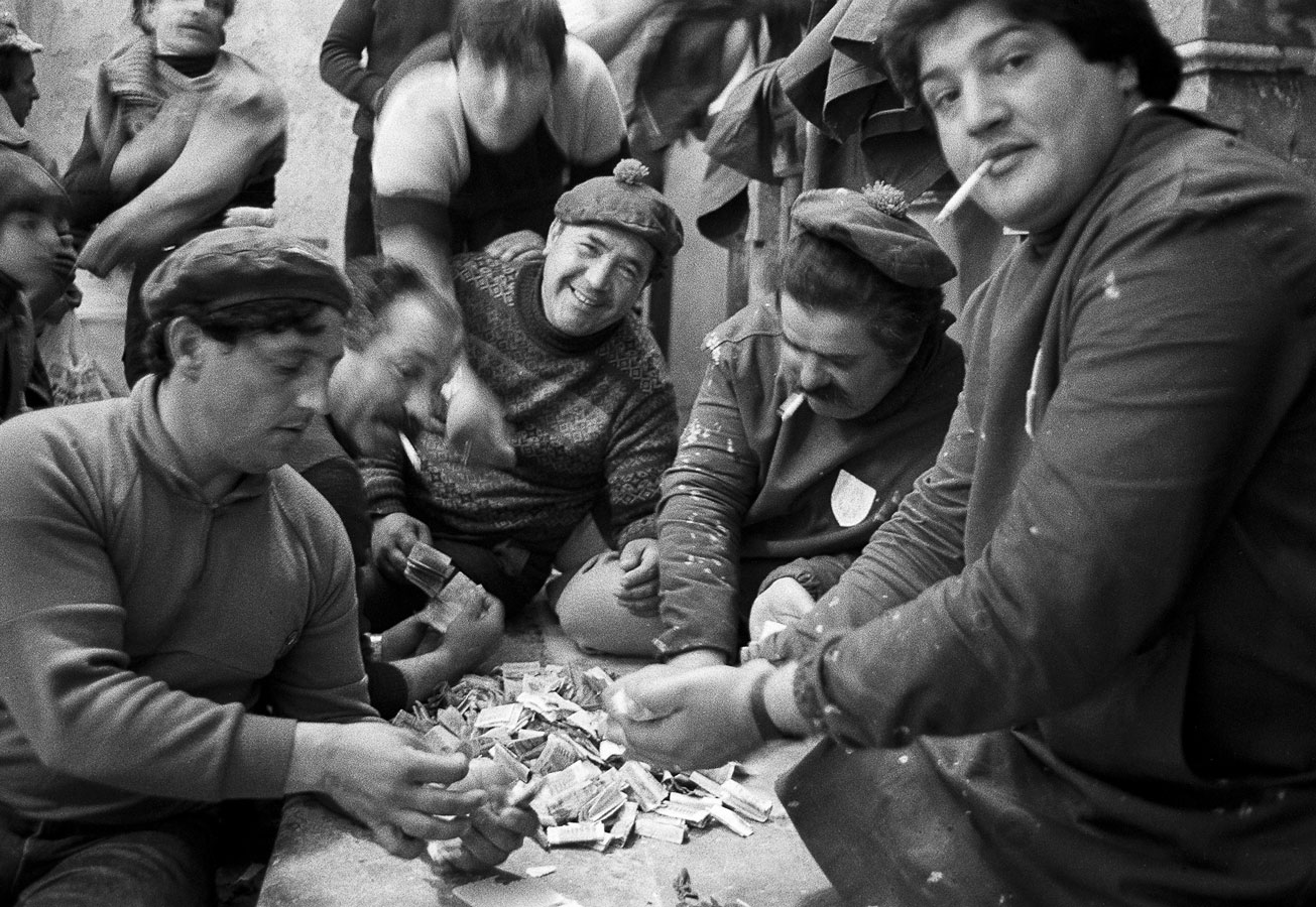 La conta Dopo la Processione dei Misteri gli uomini contano le offerte. Trapani, 1992. Courtesy Battaglia