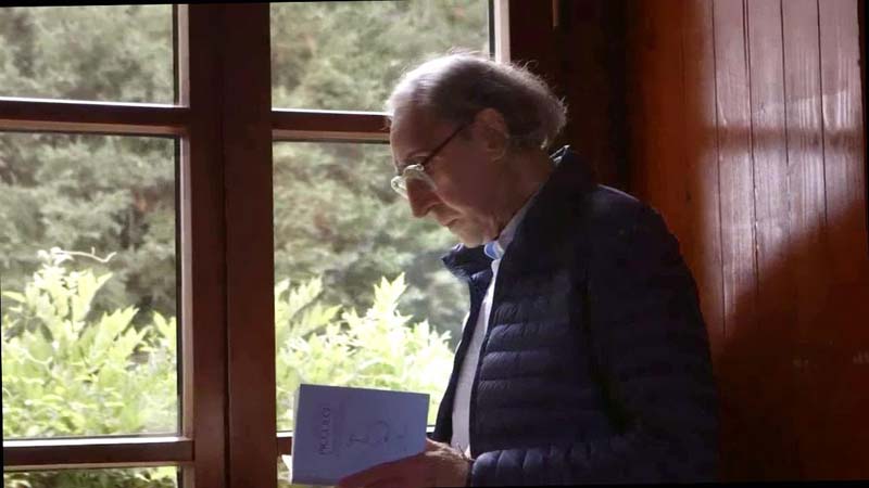 Franco Battiato in una scena del film