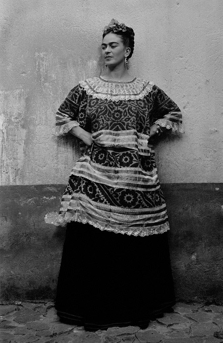 Frida Kahlo davanti la Casa Azzurra Coyoacàn Città del Messico, 1944 - ph Leo Matiz