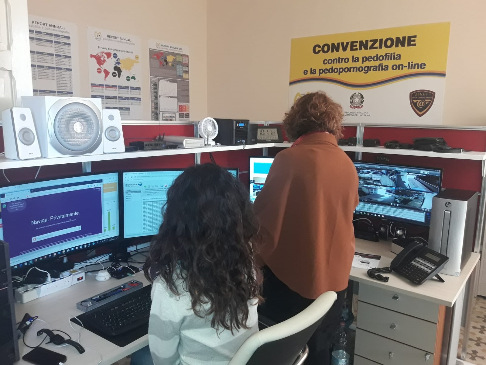 Operatrici di Meter al lavoro nella sede di Avola