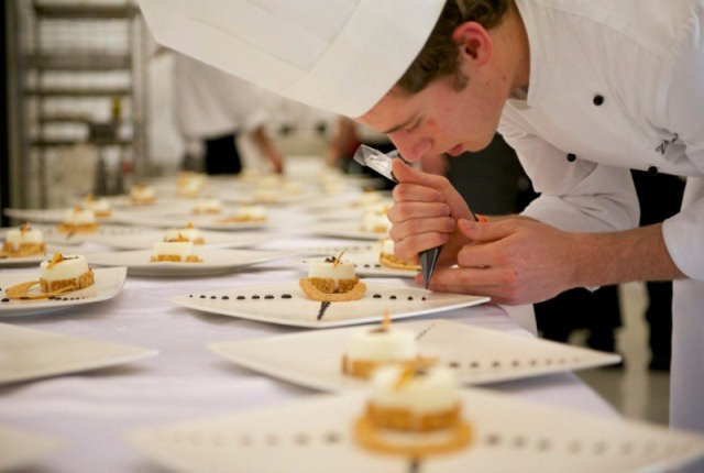 Gaetano Quattropani durante la preparazione del dolce nella prova finale