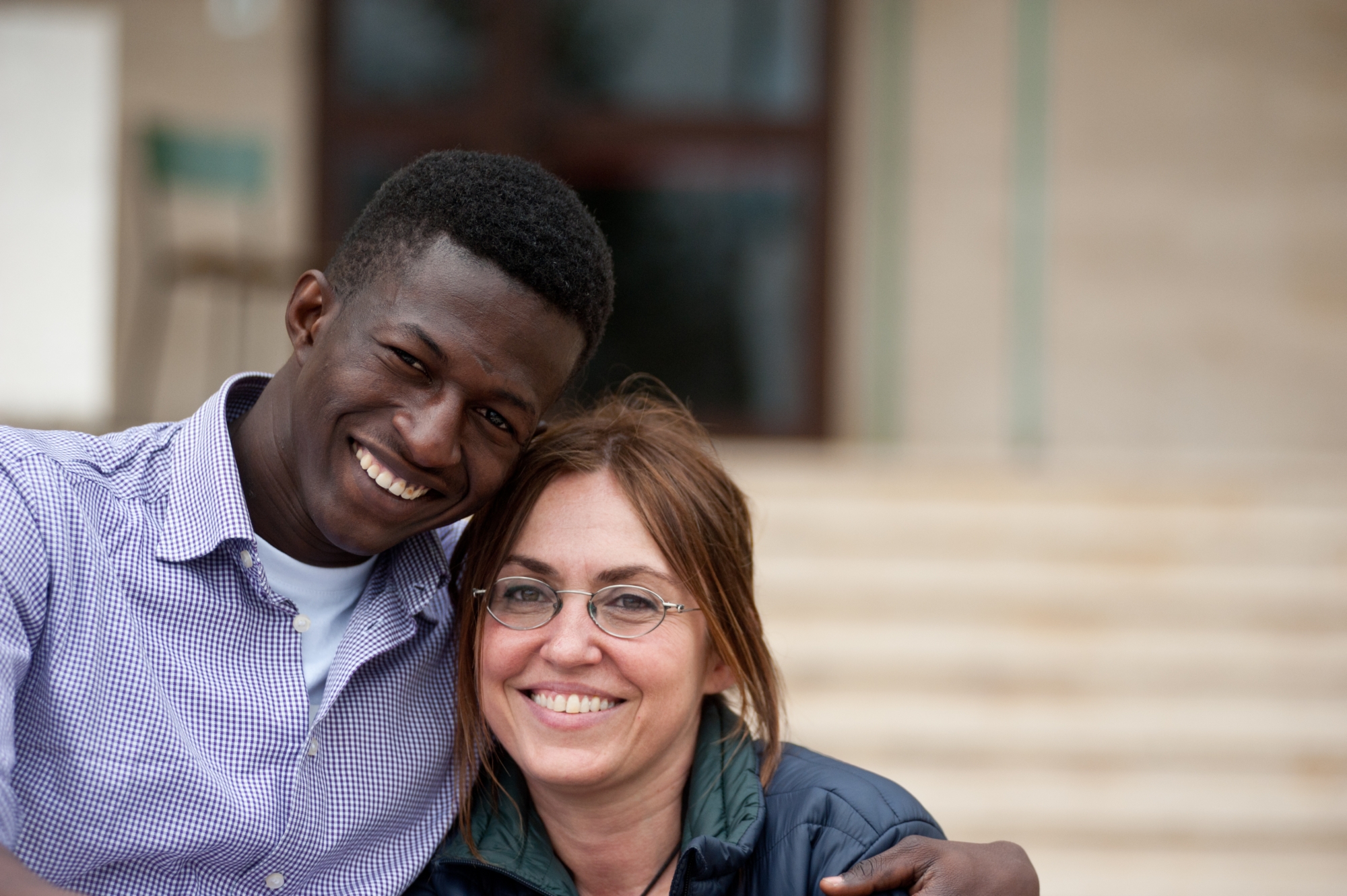 Giovanna Taviani e un migrante dal film Che fine faranno