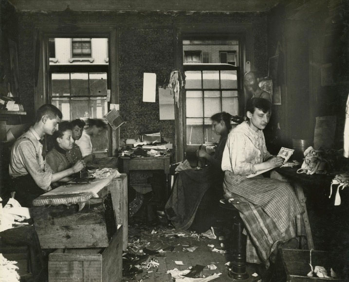 Donne al lavoro in un tenement