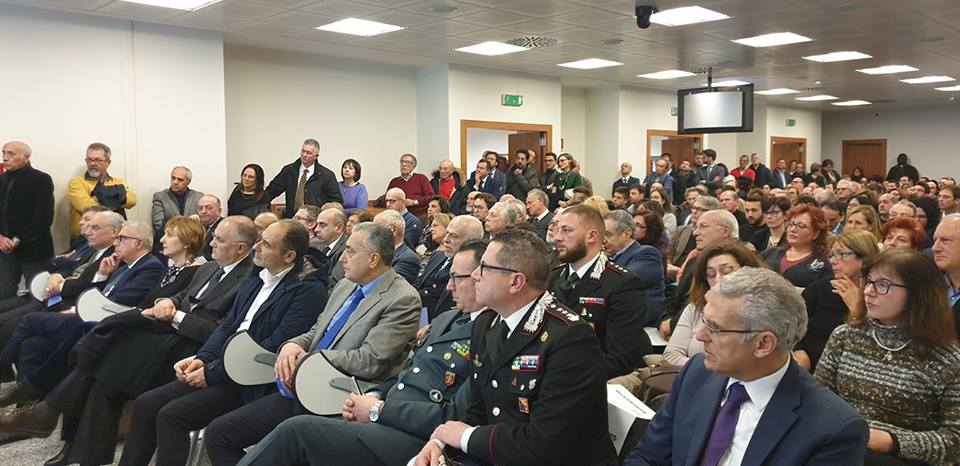 La sala gremita di pubblico