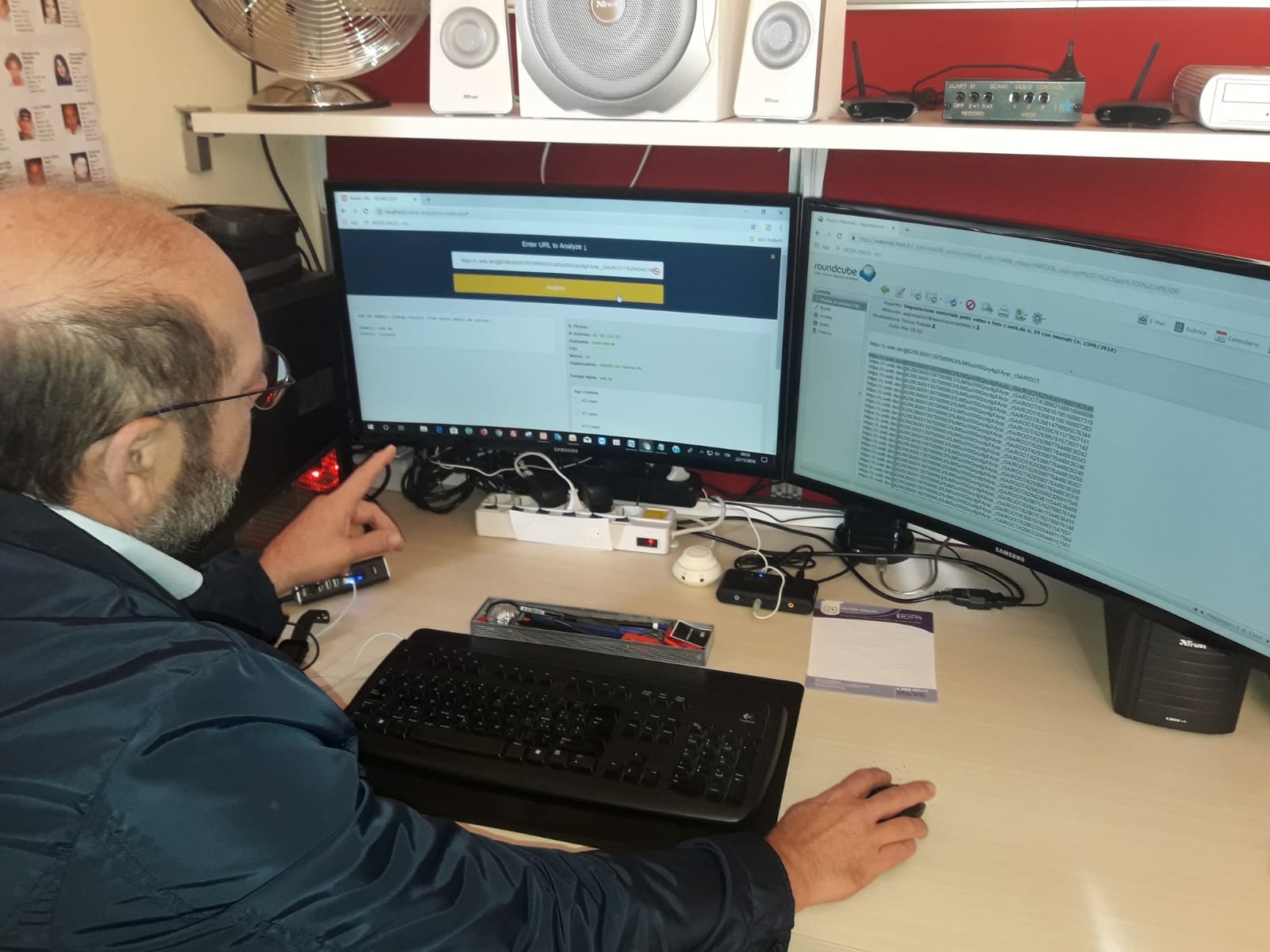 Don Fortunato di Noto al lavoro sui computer di Meter, foto Roberto Mistretta