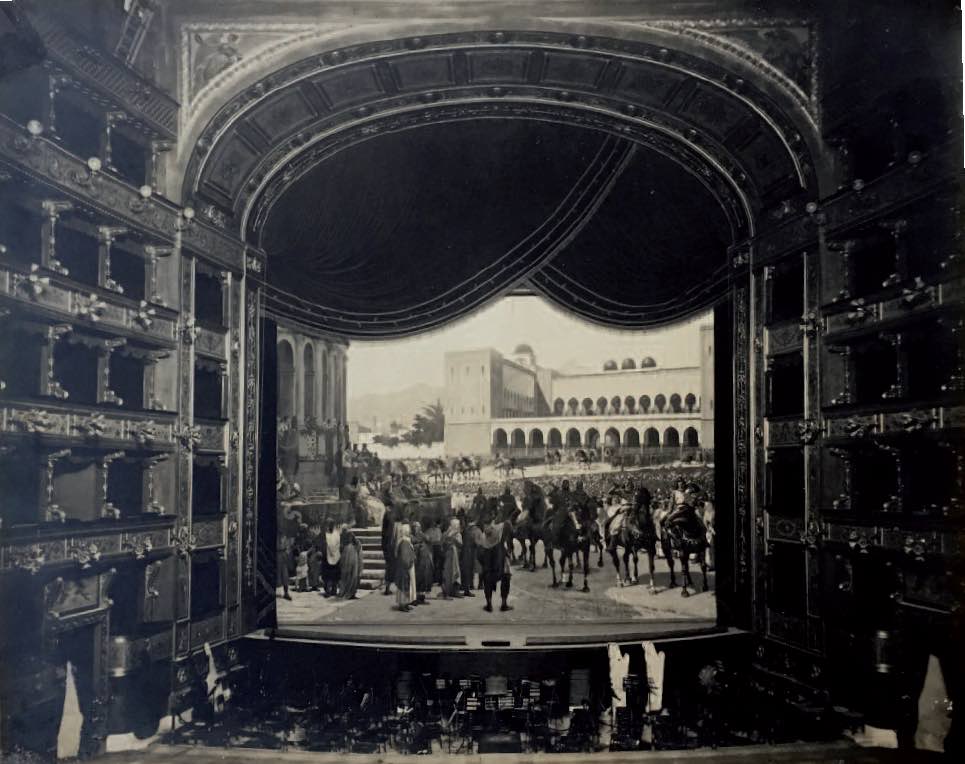 Una foto storica del sipario del Teatro Massimo
