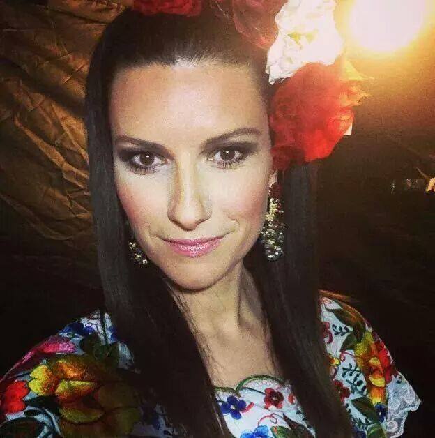 Laura Pausini con gli orecchini di Jessica Pirino (foto del profilo Facebook dell'artista)