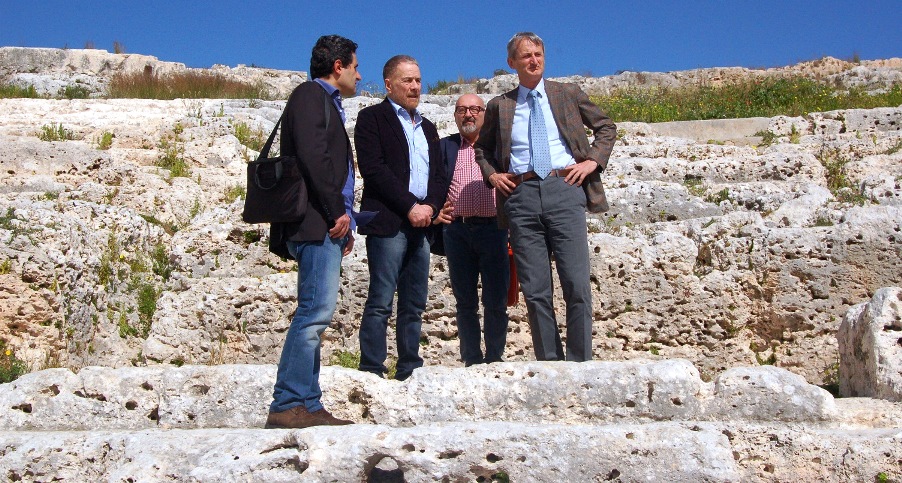 Pier Francesco Pinelli, Gabriele Lavia e altre maestranze al Teatro Greco