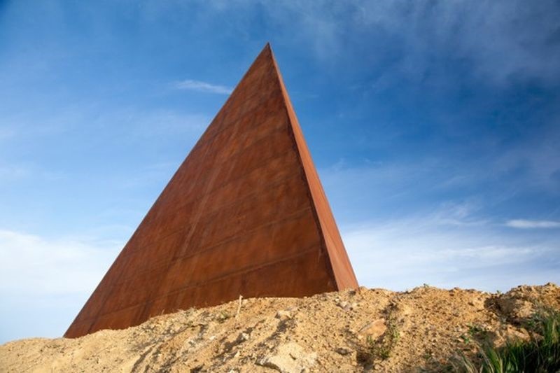 Piramide – 38º parallelo di Mauro Staccioli