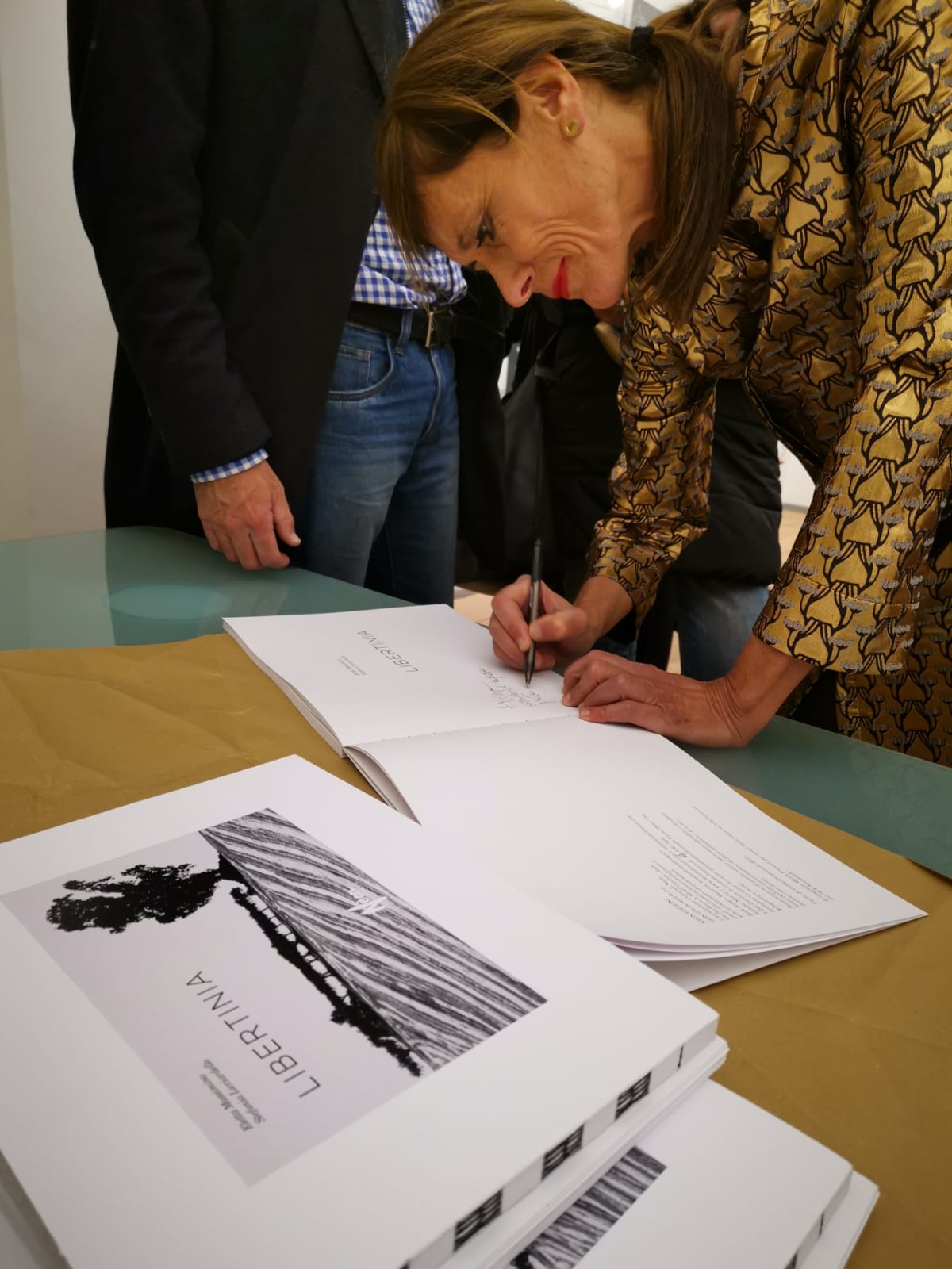 Stefania Licciardello autografa una delle 156 copie di Libertinia