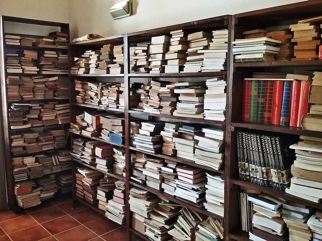 I volumi della biblioteca di Sferro (foto Pietro Nicosia www.yvii24.it)