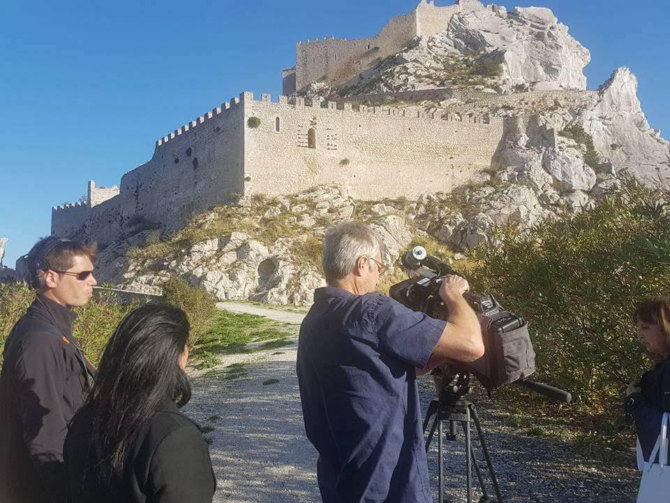 La troupe all'esterno del castello di Mussomeli