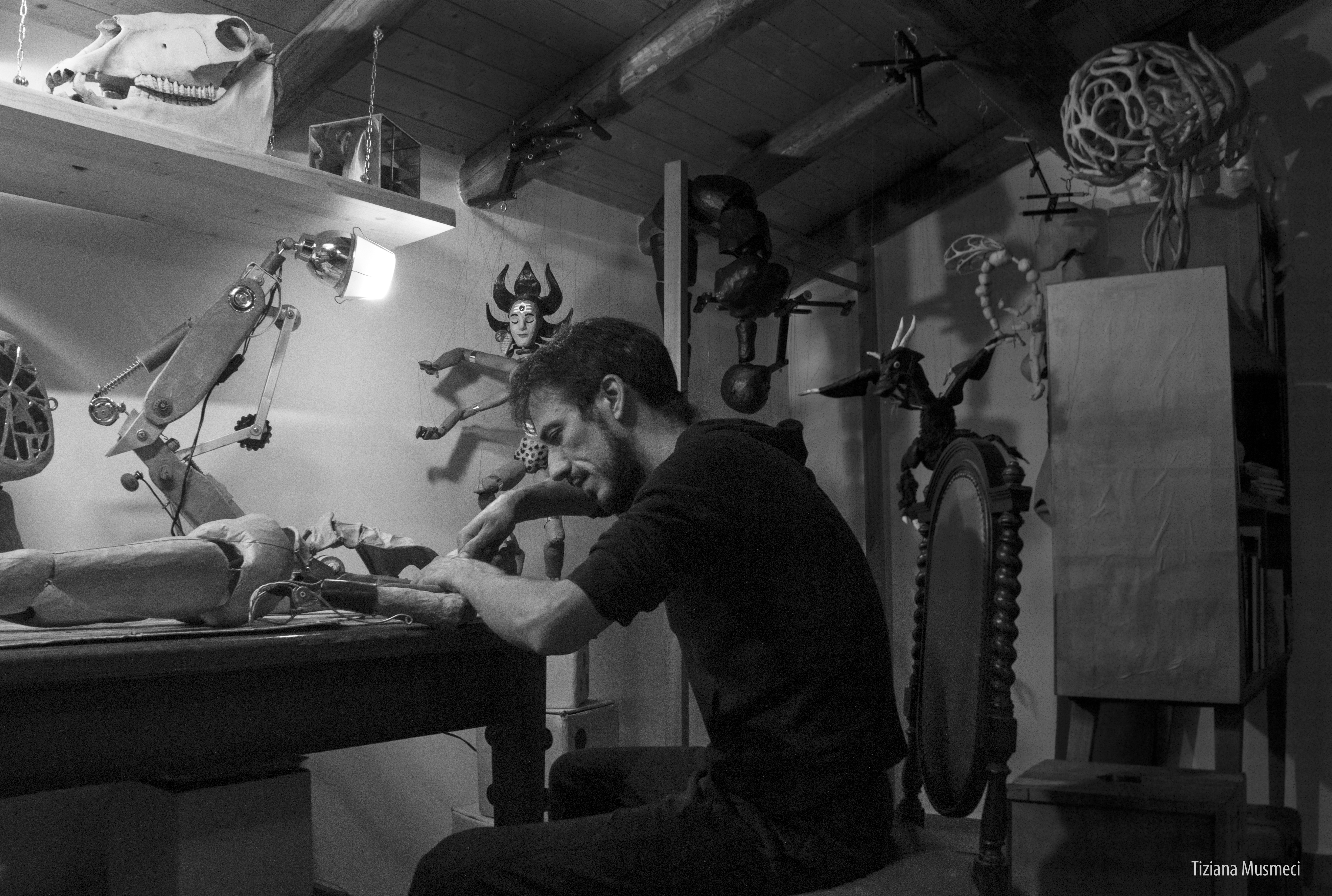 Ezio Scandurra a lavoro nella sua bottega di Giarre - ph Tiziana Musmeci