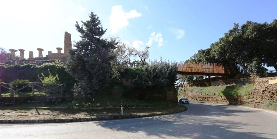 La passerella della Valle dei Templi, un elemento scultoreo che si integra con il paesaggio