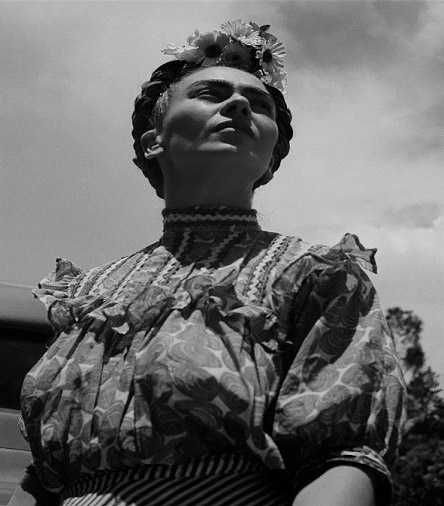 Frida Kahlo con il viso rivolto verso il cieloCittà del Messico, 1945 - ph Leo Matiz