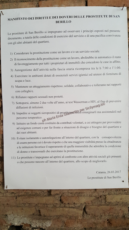 Il manifesto esposto sulla vetrata di Palazzo De Gaetani