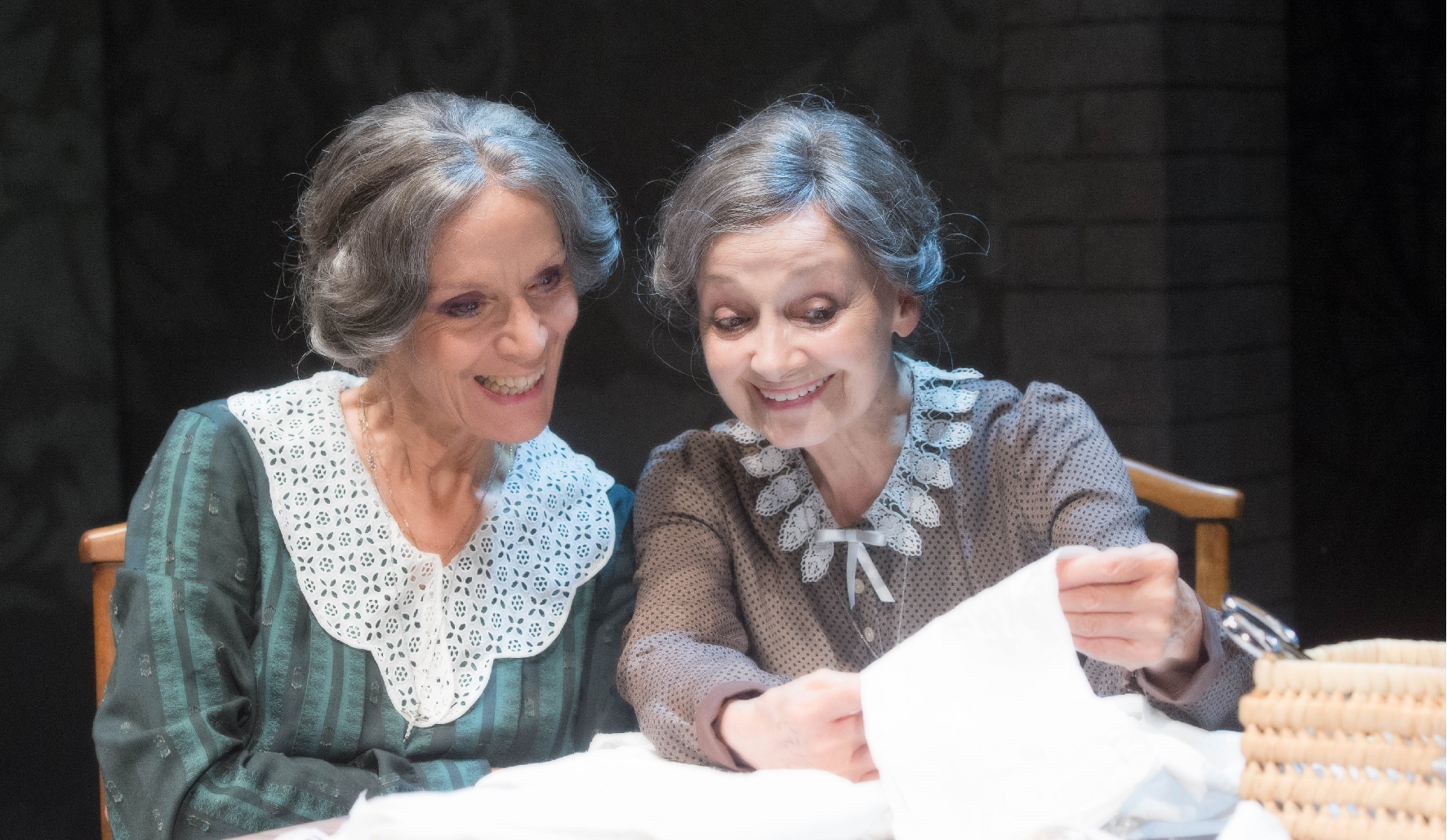Lucia Poli e Milena Vukotic in Sorelle Materassi