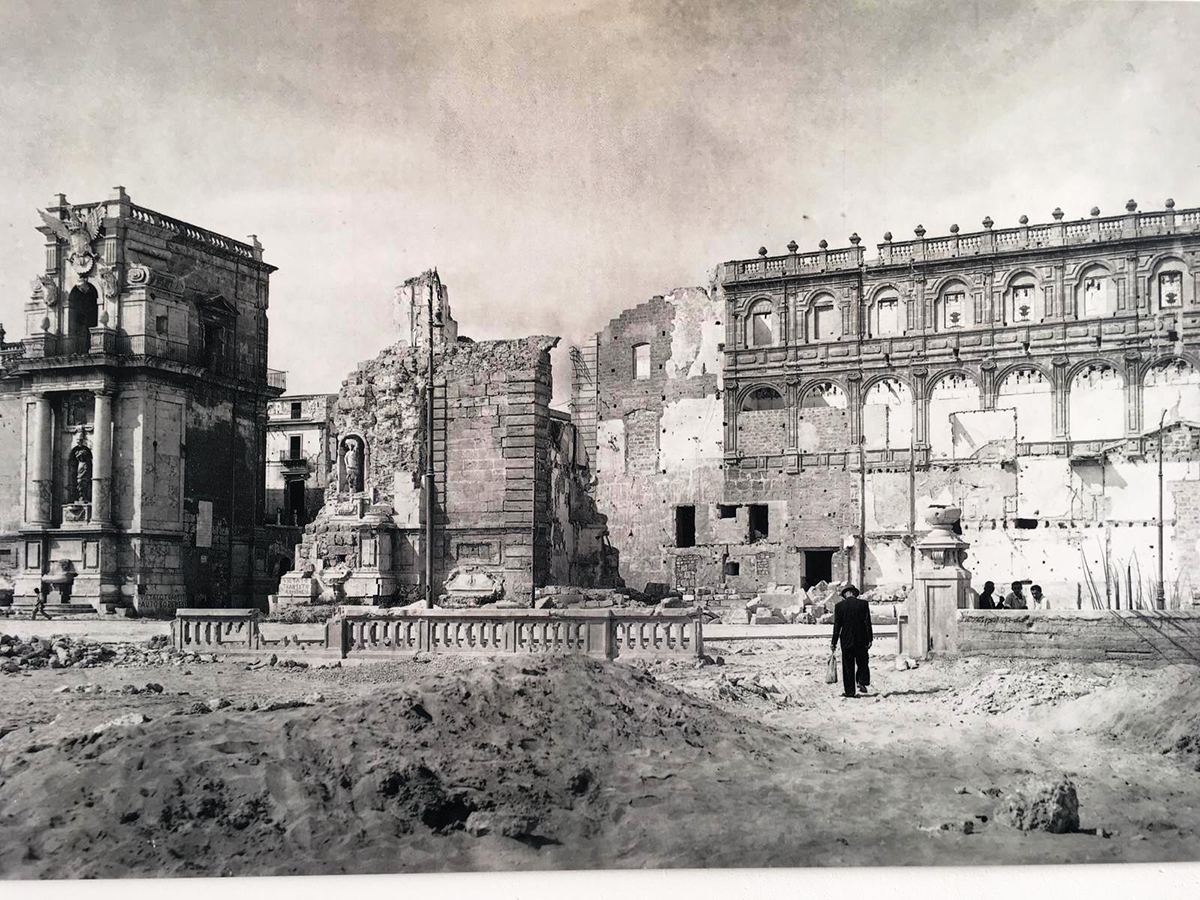 Il loggiato San Bartolomeo dopo i bombardamenti del 1943