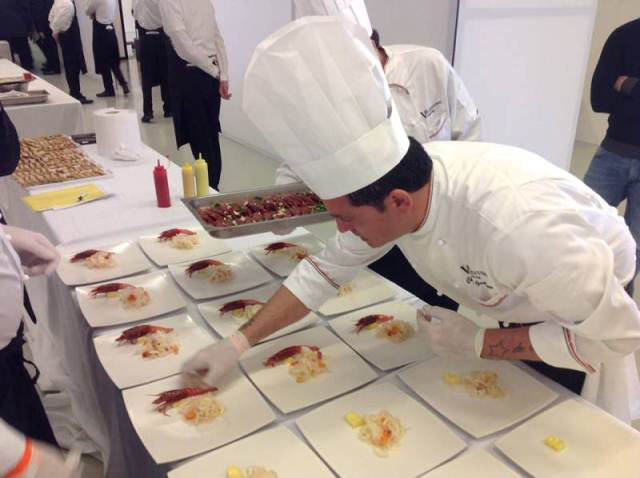 Gaetano Quattropani durante la preparazione dell'antipasto