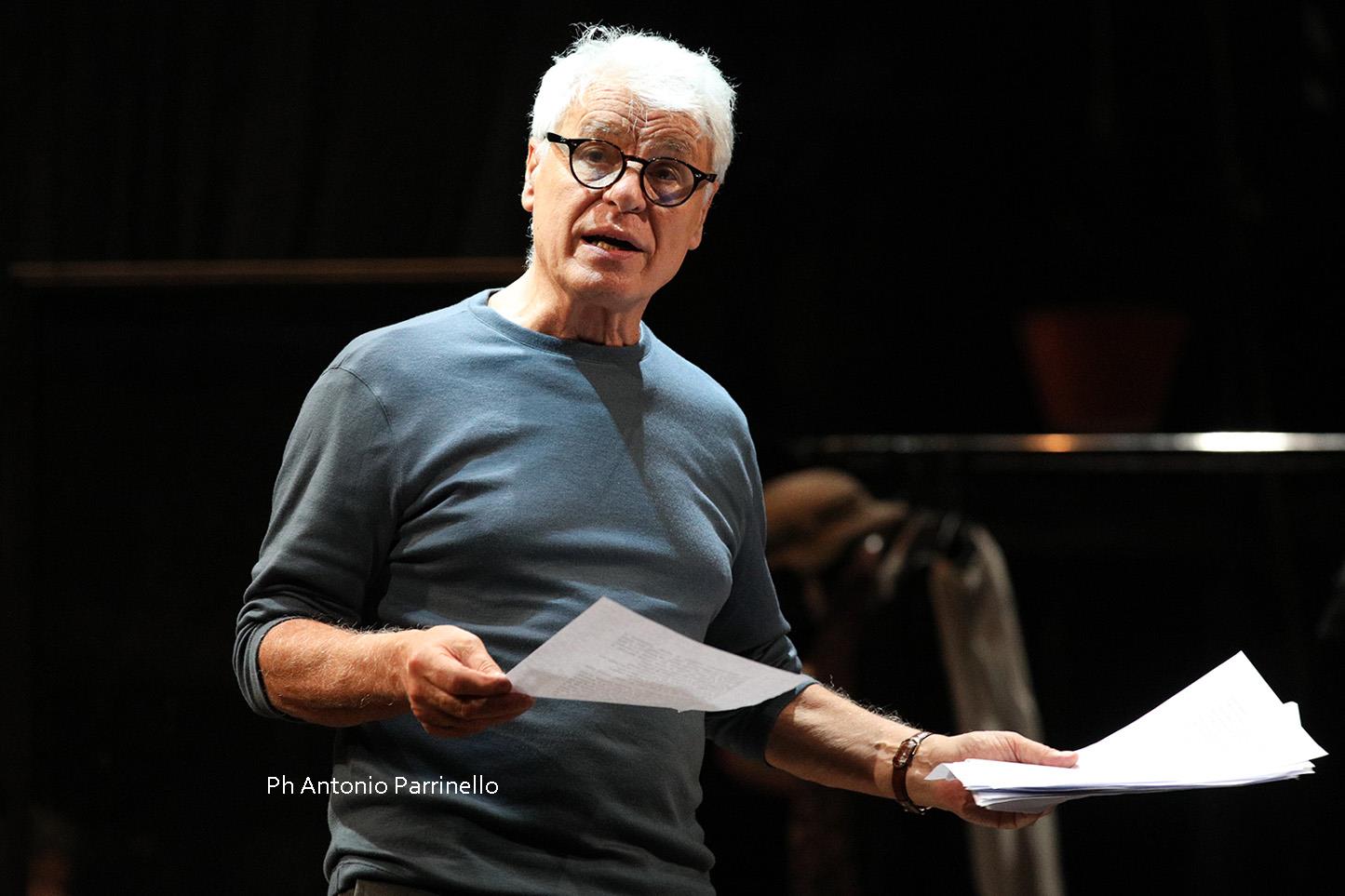 Michele Placido durante le prove dei Sei personaggi in cerca d'autore