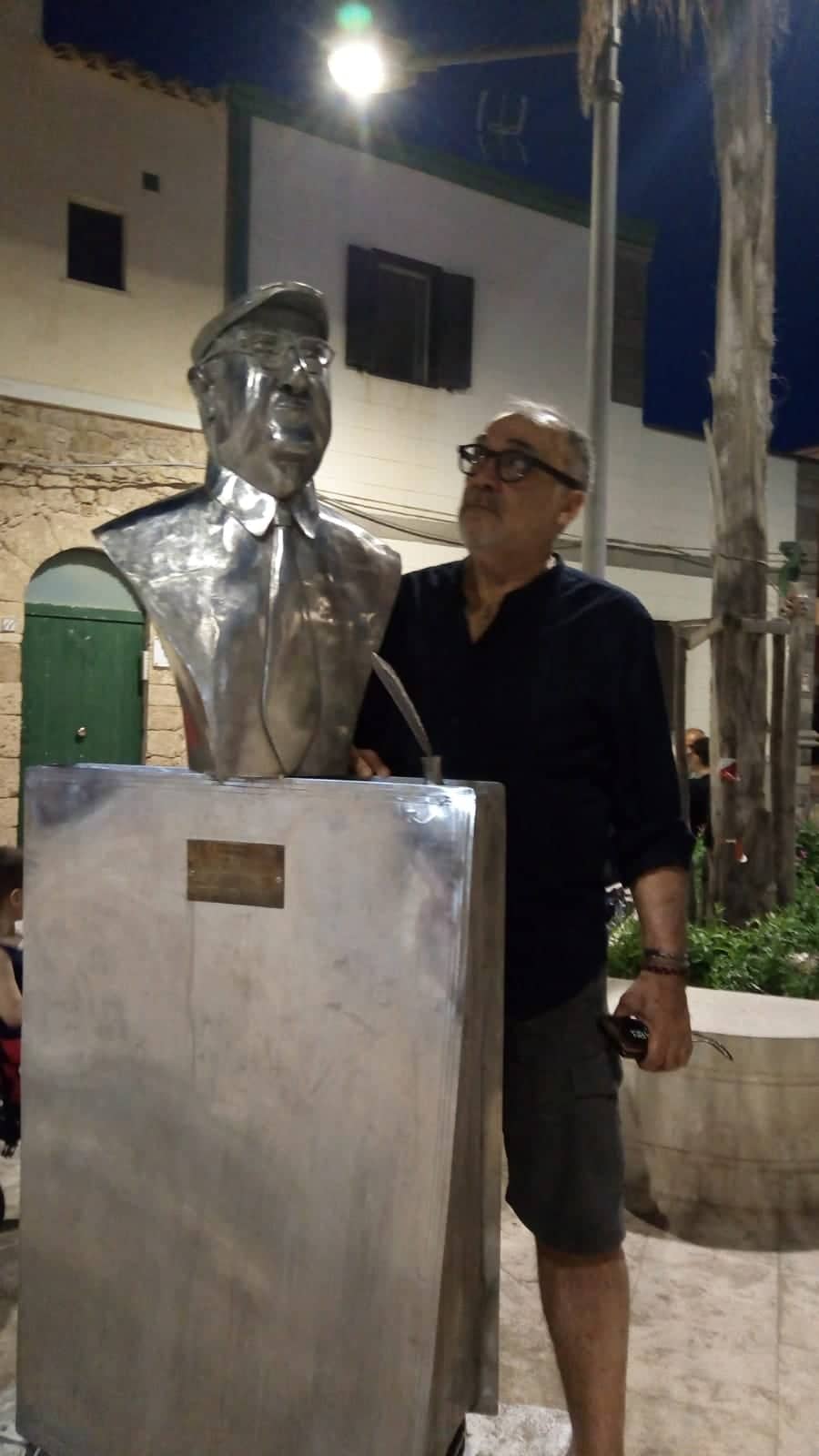 Tino Vittorio a Punta Secca davanti il busto di Andrea Camilleri ora rimosso