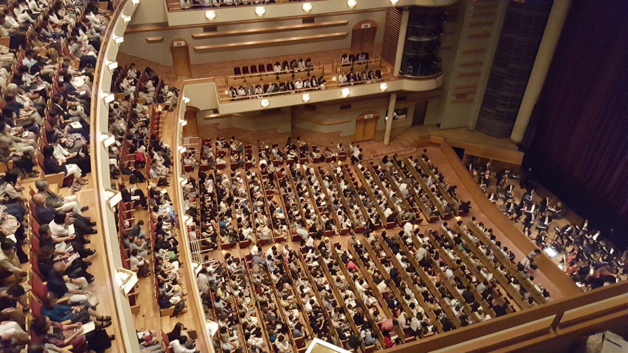 Pubblico in sala all'Act City Center di Hamamatsu